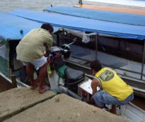 De brommer wordt uit de watertaxi getild en aan land gebracht